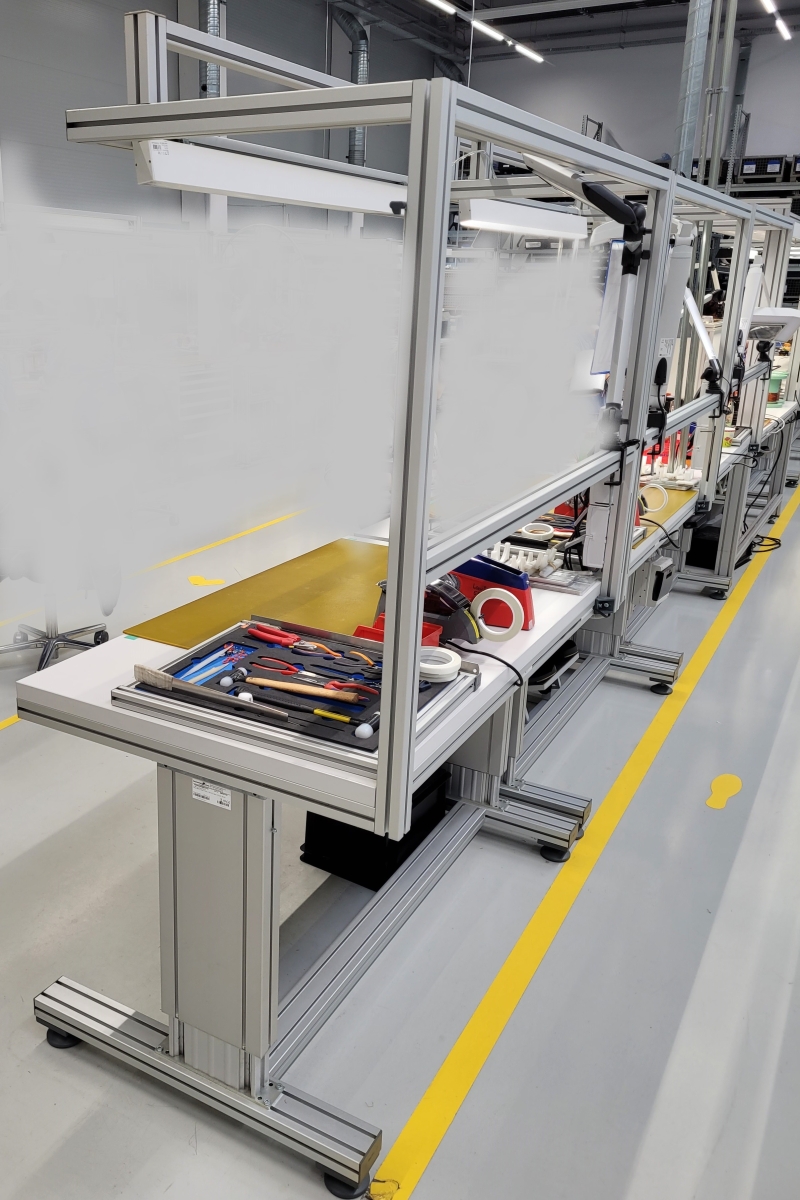 Linie de productie cu mese de lucru ergonomice MiniTec